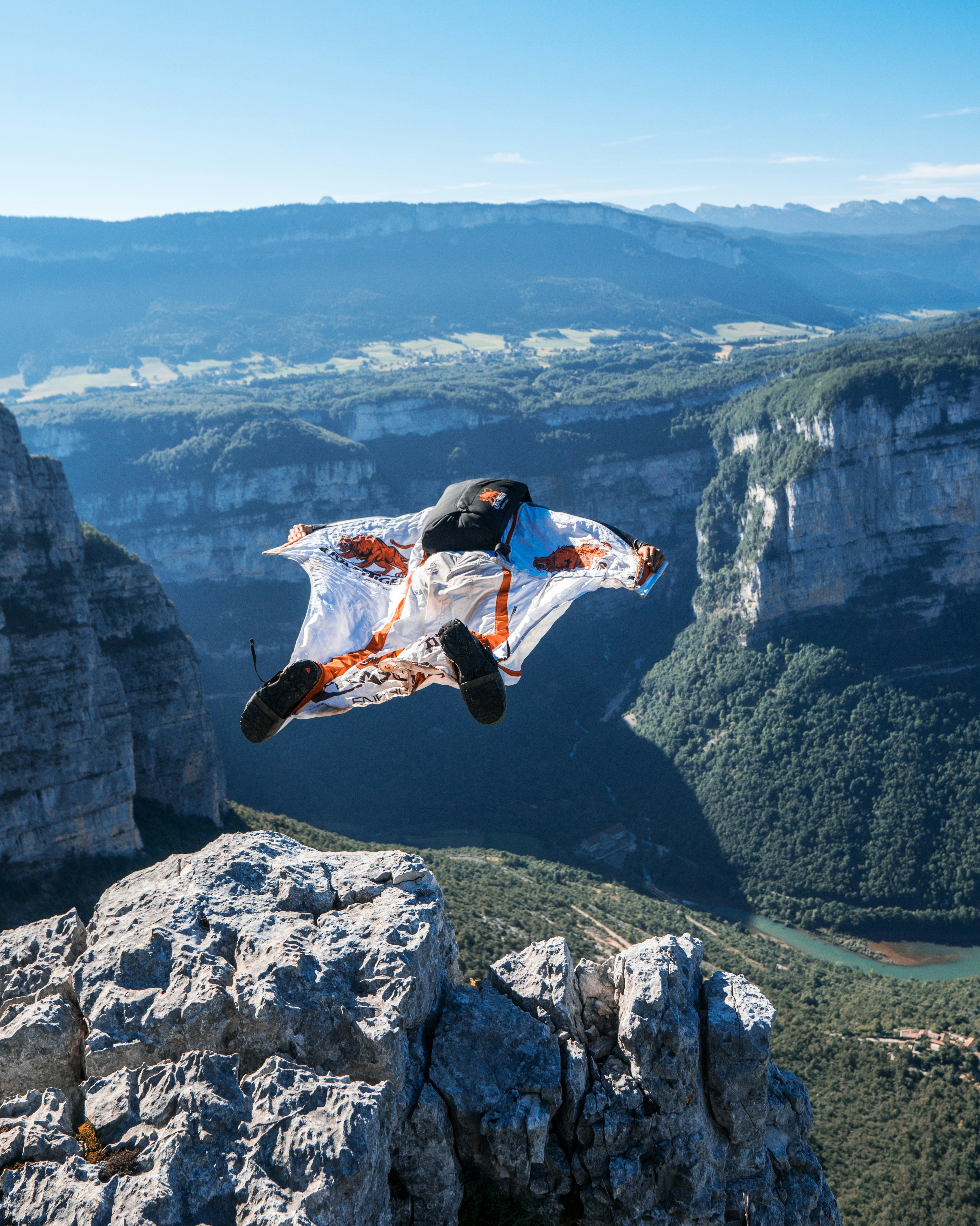 Další dobrodružství – base jump a let balónem
